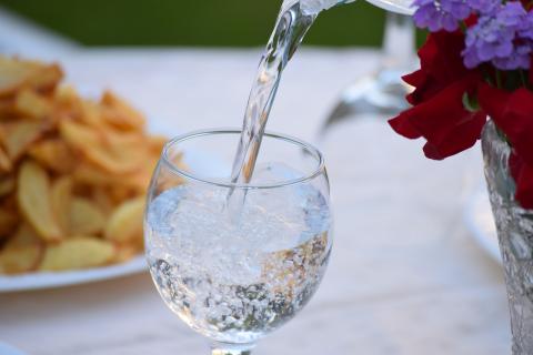 Wasser wird in ein Glas eingegossen